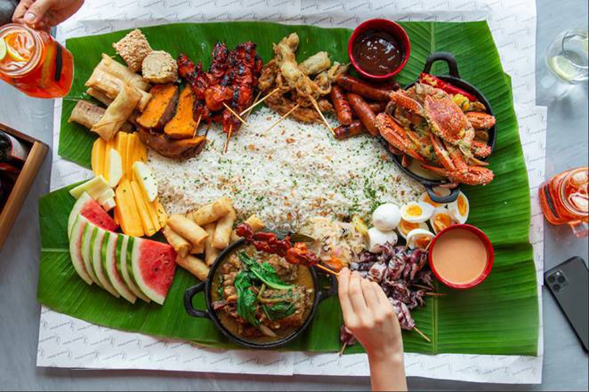 Things to do in Doha: Try a traditional boodle fight | Time Out Doha